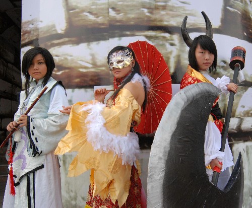 7月18日,COSPLAY(動(dòng)漫真人秀)表演者在動(dòng)漫大賽開(kāi)幕式上表演。 當(dāng)日,2008亞洲青年動(dòng)漫大賽暨中國(guó)(貴陽(yáng))卡通藝術(shù)節(jié)在貴陽(yáng)開(kāi)幕,來(lái)自全球20多個(gè)國(guó)家和地區(qū)的動(dòng)漫專家將對(duì)參選作品進(jìn)行評(píng)審,并組織論壇探討動(dòng)漫的發(fā)展態(tài)勢(shì)。 新華社發(fā)