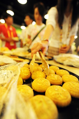 8月2日,奧運會注冊媒體人員在主新聞中心餐飲供應(yīng)點選取中國傳統(tǒng)月餅。 北京奧組委服務(wù)部門采取多種措施,為奧運會注冊人員提供有特色、高質(zhì)量的服務(wù)。 北京奧運會將接待5萬多名注冊客人,其中運動員和隨隊官員約1.7萬名,其余3萬多名包括奧林匹克大家庭、贊助商和媒體在內(nèi)的注冊人員。 新華社記者侯德強攝