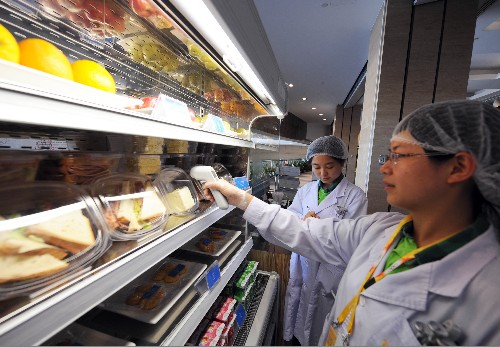 8月2日,北京奧運會食品安全檢測人員李招慧(右)在新聞中心對食品儲藏環(huán)境進行檢測。 北京奧組委服務(wù)部門采取多種措施,為奧運會注冊人員提供有特色、高質(zhì)量的服務(wù)。 北京奧運會將接待5萬多名注冊客人,其中運動員和隨隊官員約1.7萬名,其余3萬多名包括奧林匹克大家庭、贊助商和媒體在內(nèi)的注冊人員。 新華社記者姜恩宇攝