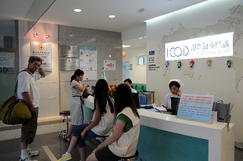 8月2日,運(yùn)動員和奧運(yùn)大家庭成員在奧帆賽國際門診就診區(qū)等待就診。 當(dāng)日,記者來到北京奧運(yùn)會青島奧帆賽唯一一家定點(diǎn)醫(yī)院——青島市市立醫(yī)院,在醫(yī)院內(nèi)記者發(fā)現(xiàn)到處都充滿著濃厚的奧運(yùn)氣氛,各種與奧運(yùn)有關(guān)的標(biāo)識隨處可見。為給運(yùn)動員和奧運(yùn)大家庭成員提供周到細(xì)致的服務(wù),市立醫(yī)院專門組建了奧運(yùn)門診、奧運(yùn)病房和運(yùn)動員康復(fù)室,每天抽調(diào)12名醫(yī)護(hù)人員在門診和病房24小時(shí)值班,確保參賽運(yùn)動員得到優(yōu)質(zhì)醫(yī)療服務(wù)。 新華社記者范長國攝
