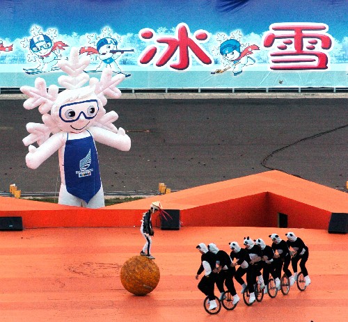 8月2日,演員在慶典上表演。當(dāng)日,為慶祝第24屆世界大學(xué)生冬季運(yùn)動(dòng)會(huì)倒計(jì)時(shí)200天,哈爾濱舉辦第二屆中國(guó)國(guó)際青少年動(dòng)漫周暨第24屆世界大學(xué)生冬季運(yùn)動(dòng)會(huì)倒計(jì)時(shí)200天歡樂(lè)慶典。據(jù)悉,第24屆世界大學(xué)生冬季運(yùn)動(dòng)會(huì)將于2009年2月18日在哈爾濱開(kāi)幕。 新華社記者高增雙攝
