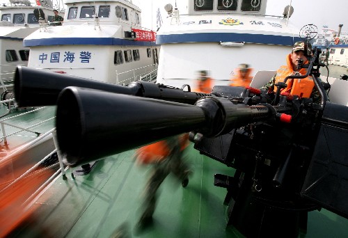 海警官兵力保奧帆賽順利進(jìn)行(7月16日攝). 近日,擔(dān)負(fù)奧運(yùn)會(huì)青島奧帆賽海上安保任務(wù)的山東邊防總隊(duì)青島海警部隊(duì)負(fù)責(zé)奧帆賽場安保的艦艇已全部集結(jié)完畢,來自廣東、上海、福建、浙江、海南等省份的邊防艦艇也全部抵達(dá)青島,這些艦艇每天在奧帆賽場周邊24小時(shí)值班,確保奧帆賽海上安全。據(jù)了解,此次安保艦艇集結(jié)標(biāo)志著公安邊防部隊(duì)奧帆賽海上安保工作進(jìn)入實(shí)戰(zhàn)階段。 新華社記者范長國攝