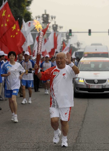 8月6日,火炬手王樹(shù)新在進(jìn)行傳遞。當(dāng)日,北京奧運(yùn)圣火在北京市傳遞。 新華社記者戚恒攝