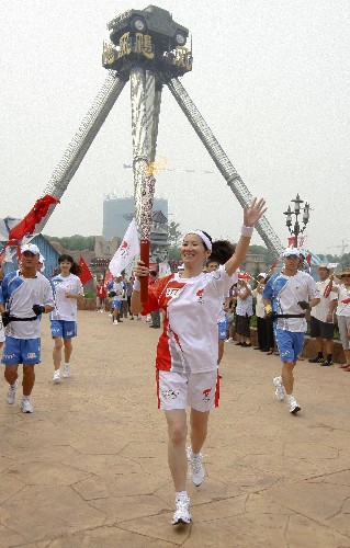 8月6日,火炬手張金華在進(jìn)行傳遞。當(dāng)日,北京奧運(yùn)圣火在北京市傳遞。 新華社記者邢廣利攝