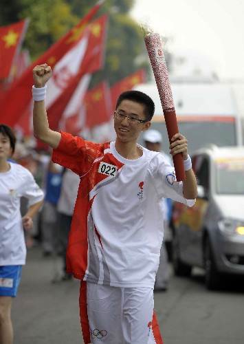 8月6日,火炬手張喚在進(jìn)行傳遞。當(dāng)日,北京奧運圣火在北京市傳遞。 新華社記者戚恒攝