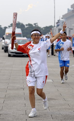 8月6日,火炬手陳麒亦在進(jìn)行傳遞。當(dāng)日,北京奧運圣火在北京市傳遞。 新華社記者戚恒攝