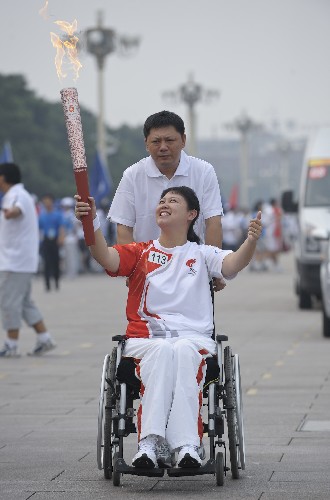 8月6日,火炬手齊凱利在進(jìn)行傳遞。當(dāng)日,北京奧運圣火在北京市傳遞。 新華社記者戚恒攝