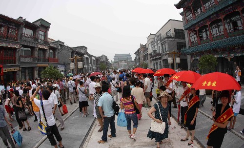 8月7日,游人在前門大街參觀。當(dāng)日,北京前門大街正式開街。北京前門大街北起前門月亮灣,南至珠市口,全長840米。自2007年5月9日開始,前門大街開始了大規(guī)模修繕整治工程。此前的幾年里,修繕方案共經(jīng)過了16位文物專家32次專業(yè)論證。 新華社記者張燕輝攝