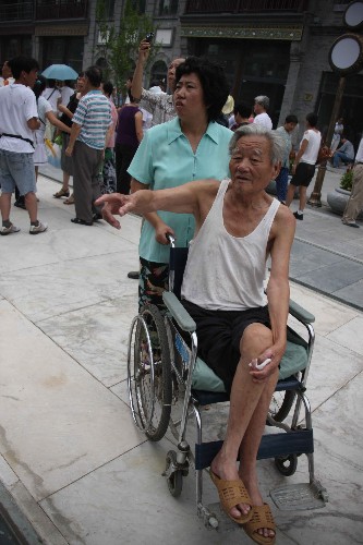 8月7日,一位老人坐著輪椅在前門大街參觀。當(dāng)日,北京前門大街正式開街。北京前門大街北起前門月亮灣,南至珠市口,全長840米。自2007年5月9日開始,前門大街開始了大規(guī)模修繕整治工程。此前的幾年里,修繕方案共經(jīng)過了16位文物專家32次專業(yè)論證。 新華社記者張燕輝攝