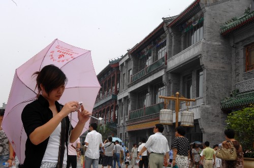 8月7日,一位女孩在前門大街拍照留念。當(dāng)日,北京前門大街正式開街。北京前門大街北起前門月亮灣,南至珠市口,全長840米。自2007年5月9日開始,前門大街開始了大規(guī)模修繕整治工程。此前的幾年里,修繕方案共經(jīng)過了16位文物專家32次專業(yè)論證。 新華社記者金良快攝