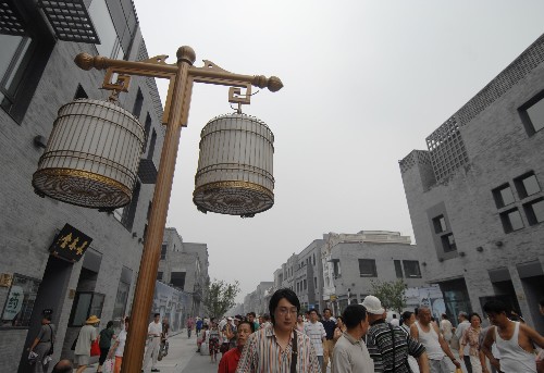 8月7日,游人在前門(mén)大街參觀游覽。當(dāng)日,北京前門(mén)大街正式開(kāi)街。北京前門(mén)大街北起前門(mén)月亮灣,南至珠市口,全長(zhǎng)840米。自2007年5月9日開(kāi)始,前門(mén)大街開(kāi)始了大規(guī)模修繕整治工程。此前的幾年里,修繕?lè)桨腹步?jīng)過(guò)了16位文物專(zhuān)家32次專(zhuān)業(yè)論證。 新華社記者金良快攝