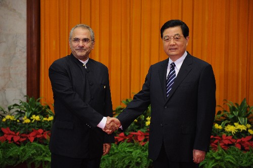 8月7日,中國(guó)國(guó)家主席胡錦濤在北京人民大會(huì)堂會(huì)見(jiàn)前來(lái)參加北京奧運(yùn)會(huì)開(kāi)幕式和相關(guān)活動(dòng)的東帝汶總統(tǒng)奧爾塔。 新華社記者李學(xué)仁攝