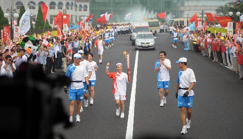8月7日,火炬手劉璇手持火炬?zhèn)鬟f。當(dāng)日,北京奧運(yùn)圣火在北京市傳遞。 新華社記者劉力航攝