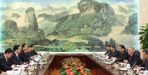 8月7日,中國(guó)國(guó)家主席胡錦濤在北京人民大會(huì)堂會(huì)見(jiàn)前來(lái)參加北京奧運(yùn)會(huì)開(kāi)幕式和相關(guān)活動(dòng)的哈薩克斯坦總統(tǒng)納扎爾巴耶夫。 新華社記者劉衛(wèi)兵攝