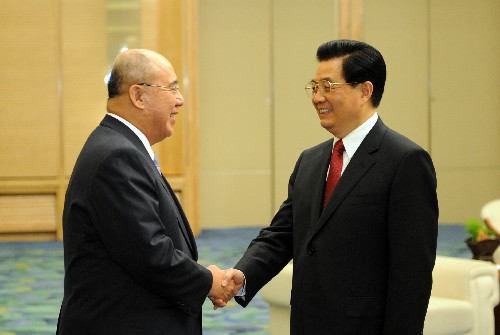 8月8日,中共中央總書記胡錦濤在北京人民大會(huì)堂會(huì)見(jiàn)前來(lái)出席北京奧運(yùn)會(huì)開幕式和相關(guān)活動(dòng)的中國(guó)國(guó)民黨主席吳伯雄。 新華社記者劉建生攝