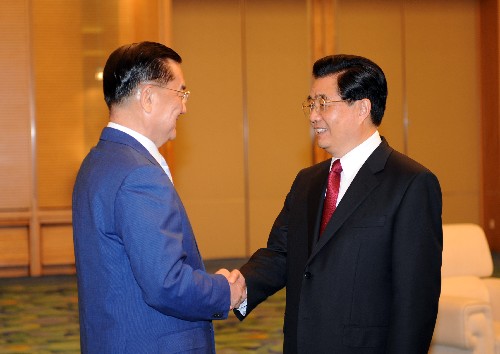 8月8日,中共中央總書記胡錦濤在北京人民大會(huì)堂會(huì)見(jiàn)前來(lái)出席北京奧運(yùn)會(huì)開幕式和相關(guān)活動(dòng)的中國(guó)國(guó)民黨榮譽(yù)主席連戰(zhàn)。 新華社記者劉建生攝