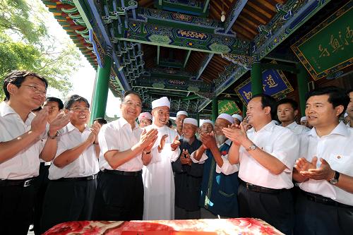 在寧夏回族自治區(qū)成立50周年大慶前夕,中共中央政治局常委、國(guó)務(wù)院總理溫家寶到寧夏深入工廠企業(yè)、田間地頭,走訪居民,親切慰問(wèn)各族干部群眾,共商寧夏未來(lái)發(fā)展大計(jì)。這是8月17日,溫家寶來(lái)到具有悠久歷史的銀川納家戶(hù)清真寺,看望宗教人士和回族群眾。 新華社記者 饒愛(ài)民 攝