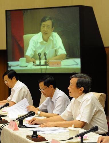 8月25日,中央機(jī)構(gòu)編制委員會在北京召開地方政府機(jī)構(gòu)改革工作電視電話會議。國務(wù)委員兼國務(wù)院秘書長、中央編委委員馬凱(右一)出席會議并講話。 新華社記者 劉建生攝