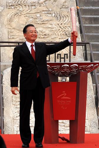 8月28日,北京殘奧會圣火采集暨火炬接力啟動儀式在北京天壇祈年殿南廣場舉行。這是中共中央政治局常委、國務院總理溫家寶點燃圣火盆后向現(xiàn)場觀眾致意。 新華社記者高潔攝