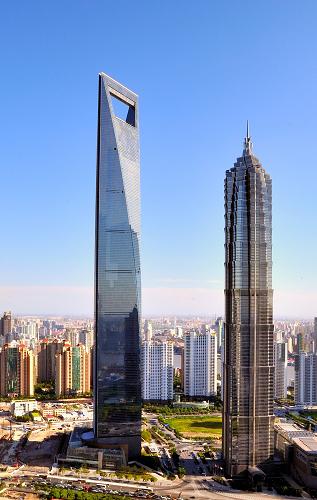 8月28日拍攝的環(huán)球金融中心和金茂大廈。 當(dāng)日,高達(dá)492米的上海環(huán)球金融中心正式宣布落成啟用,從而超越421米的金茂大廈成為我國(guó)內(nèi)地目前最高的在用建筑。 新華社記者 劉穎 攝