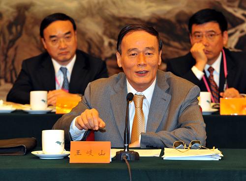 8月28日,國(guó)務(wù)院副總理王岐山在臺(tái)商座談會(huì)上講話。 當(dāng)日,2008年臺(tái)商座談會(huì)在北京舉行。國(guó)務(wù)院副總理王岐山和國(guó)務(wù)院20多個(gè)主要部門負(fù)責(zé)人及60多位臺(tái)灣工商界人士、大陸臺(tái)商代表參加座談。 新華社記者 何俊昌 攝