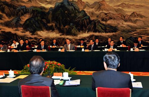 8月28日,2008年臺(tái)商座談會(huì)在北京舉行。國(guó)務(wù)院副總理王岐山和國(guó)務(wù)院20多個(gè)主要部門負(fù)責(zé)人及60多位臺(tái)灣工商界人士、大陸臺(tái)商代表參加座談。 新華社記者 何俊昌 攝