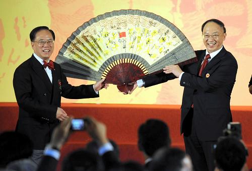 8月29日,國(guó)家?jiàn)W運(yùn)金牌運(yùn)動(dòng)員代表團(tuán)團(tuán)長(zhǎng)劉鵬(右)向中國(guó)香港特別行政區(qū)行政長(zhǎng)官曾蔭權(quán)贈(zèng)送有金牌運(yùn)動(dòng)員簽名的巨型紙扇。當(dāng)日,中國(guó)香港特區(qū)政府在香港會(huì)議展覽中心舉行酒會(huì),歡迎國(guó)家?jiàn)W運(yùn)金牌運(yùn)動(dòng)員代表團(tuán)。 新華社記者盧炳輝攝
