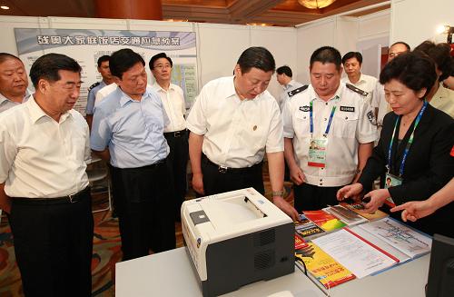 8月29日,中共中央政治局常委、國(guó)家副主席習(xí)近平實(shí)地考察北京殘奧會(huì)籌辦工作。這是習(xí)近平在北京港澳中心瑞士酒店考察北京殘奧會(huì)交通監(jiān)控指揮系統(tǒng)。 新華社記者龐興雷攝