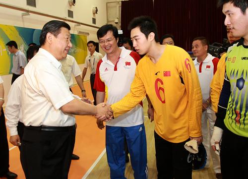 8月29日,中共中央政治局常委、國(guó)家副主席習(xí)近平實(shí)地考察北京殘奧會(huì)籌辦工作。這是習(xí)近平在北京理工大學(xué)體育館看望正在訓(xùn)練的盲人門球運(yùn)動(dòng)員。 新華社記者龐興雷攝