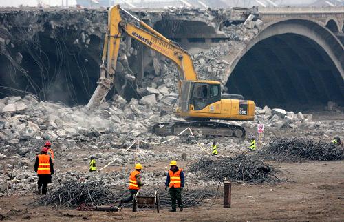 12月28日拍攝的北京盧溝新橋拆除工地。北京盧溝新橋的拆除工作目前已全面展開(kāi),施工單位取消了原來(lái)的爆破方案,采用相對(duì)比較穩(wěn)妥的機(jī)械和人工相結(jié)合的方式拆除。建于1971年的盧溝新橋在今年初局部出現(xiàn)突發(fā)性塌陷,被定為危橋,將拆除后重建。 新華社發(fā)(吳長(zhǎng)青 攝)