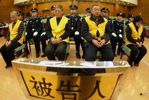 12月29日,三鹿問題奶粉系列刑事案件被告人高俊杰、薛建忠、張彥軍、肖玉(從左至右)在石家莊市中級人民法院法庭上受審。 當(dāng)日,河北省石家莊市中級人民法院開庭審理三鹿問題奶粉系列刑事犯罪案件,被告人高俊杰、薛建忠、張彥軍、肖玉因制售含三聚氰胺的混合物(“蛋白粉”)被檢察機關(guān)指控構(gòu)成以危險方法危害公共安全罪。法院將擇日對該案件進(jìn)行宣判。12月26日開始,三鹿問題奶粉系列刑事案件陸續(xù)在石家莊市開庭審理。新華社發(fā)(丁立新 攝)