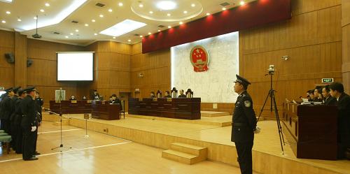 12月29日,三鹿問題奶粉系列刑事案件在石家莊市中級人民法院繼續(xù)開庭審理。 當(dāng)日,河北省石家莊市中級人民法院開庭審理三鹿問題奶粉系列刑事犯罪案件,被告人高俊杰、薛建忠、張彥軍、肖玉因制售含三聚氰胺的混合物(“蛋白粉”)被檢察機關(guān)指控構(gòu)成以危險方法危害公共安全罪。法院將擇日對該案件進(jìn)行宣判。12月26日開始,三鹿問題奶粉系列刑事案件陸續(xù)在石家莊市開庭審理。 新華社發(fā)(丁立新 攝)