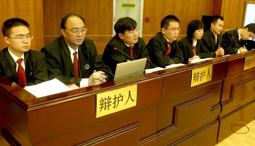 12月29日,三鹿問題奶粉系列刑事案件中四名被告的辯護(hù)人在石家莊市中級人民法院的庭審中出庭。 當(dāng)日,河北省石家莊市中級人民法院開庭審理三鹿問題奶粉系列刑事犯罪案件,被告人高俊杰、薛建忠、張彥軍、肖玉因制售含三聚氰胺的混合物(“蛋白粉”)被檢察機關(guān)指控構(gòu)成以危險方法危害公共安全罪。法院將擇日對該案件進(jìn)行宣判。12月26日開始,三鹿問題奶粉系列刑事案件陸續(xù)在石家莊市開庭審理。 新華社發(fā)(丁立新 攝)