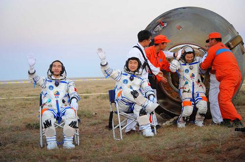 2008年9月25日至9月28日,神舟七號(hào)搭載三名中國(guó)航天員,展開近乎完美的太空之旅,實(shí)現(xiàn)了中國(guó)人漫步蒼穹的飛天夢(mèng)想。這是廣大航天人默默奉獻(xiàn)、嘔心瀝血的又一偉大壯舉;這是中國(guó)人攀登科技高峰的又一歷史性成就。五載光陰,三度跨越,從神舟五號(hào)到神舟七號(hào),從中國(guó)人首次問天到首次漫步蒼穹,中國(guó)成為世界上第三個(gè)掌握太空出艙技術(shù)的國(guó)家。 這是9月28日,神舟七號(hào)航天員安全著陸,自主出艙。 新華社發(fā)