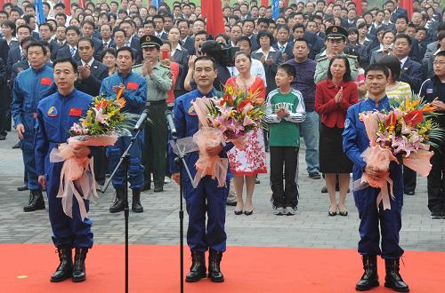 2008年9月25日至9月28日,神舟七號(hào)搭載三名中國(guó)航天員,展開近乎完美的太空之旅,實(shí)現(xiàn)了中國(guó)人漫步蒼穹的飛天夢(mèng)想。這是廣大航天人默默奉獻(xiàn)、嘔心瀝血的又一偉大壯舉;這是中國(guó)人攀登科技高峰的又一歷史性成就。五載光陰,三度跨越,從神舟五號(hào)到神舟七號(hào),從中國(guó)人首次問天到首次漫步蒼穹,中國(guó)成為世界上第三個(gè)掌握太空出艙技術(shù)的國(guó)家。 這是9月21日,航天員景海鵬、翟志剛、劉伯明(從左至右)出席在北京航天城舉行的出征儀式。 新華社發(fā)