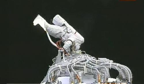 2008年9月25日至9月28日,神舟七號(hào)搭載三名中國(guó)航天員,展開近乎完美的太空之旅,實(shí)現(xiàn)了中國(guó)人漫步蒼穹的飛天夢(mèng)想。這是廣大航天人默默奉獻(xiàn)、嘔心瀝血的又一偉大壯舉;這是中國(guó)人攀登科技高峰的又一歷史性成就。五載光陰,三度跨越,從神舟五號(hào)到神舟七號(hào),從中國(guó)人首次問天到首次漫步蒼穹,中國(guó)成為世界上第三個(gè)掌握太空出艙技術(shù)的國(guó)家。 這是9月27日,執(zhí)行神舟七號(hào)載人航天飛行出艙活動(dòng)任務(wù)的航天員翟志剛出艙(電視截圖)。 新華社發(fā)