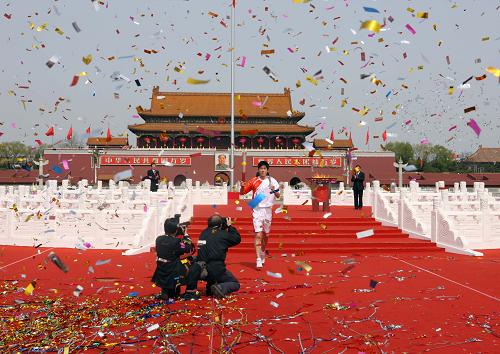 3月24日,北京奧運(yùn)會(huì)圣火在希臘采集,4月1日至5月3日在全球19個(gè)國(guó)家的19個(gè)城市和中國(guó)香港、澳門進(jìn)行了傳遞,并于5月4日起在中國(guó)內(nèi)地傳遞。北京奧運(yùn)會(huì)火炬8月8日在北京奧運(yùn)會(huì)開(kāi)幕式上點(diǎn)燃了國(guó)家體育場(chǎng)的主火炬。 圖為2008年3月31日,劉翔在北京2008年奧運(yùn)會(huì)火炬接力啟動(dòng)儀式上手持火炬。 新華社發(fā)