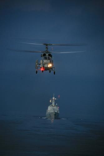 12月28日夜,中國赴亞丁灣、索馬里海域護(hù)航編隊(duì)組織夜間直升機(jī)行進(jìn)間著艦訓(xùn)練。與白天靜止著艦、白天行進(jìn)間著艦、夜間靜止著艦相比,夜間行進(jìn)間著艦的訓(xùn)練難度最大。新華社發(fā)