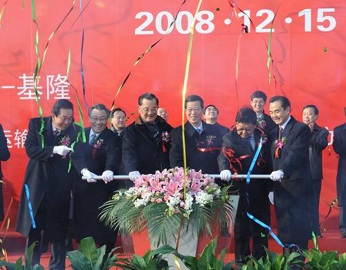 12月15日,海峽兩岸海上直航首航儀式在天津東疆保稅港區(qū)舉行。中共中央政治局委員、天津市委書記張高麗,全國政協(xié)副主席鄭萬通,中國國民黨榮譽主席連戰(zhàn),交通運輸部部長李盛霖,中共中央臺辦、國務(wù)院臺辦主任王毅,海峽兩岸關(guān)系協(xié)會會長陳云林出席首航儀式,并共同按下首航啟動儀式按鈕。12月15日,眾望所歸的兩岸海運直航、空運直航以及直接通郵正式啟動,兩岸同胞魂牽夢縈的直接“三通”得以基本實現(xiàn),海峽兩岸交流往來從此邁入“天塹變通途”的全新境界。這是兩岸關(guān)系在新形勢下取得的又一重大進(jìn)展,這是中華民族在2008年迎來的一大盛事。1949年以后的30多年間,由于海峽兩岸處于對峙狀態(tài),兩岸人員往來和通郵、通航、通商全部中斷,骨肉同胞“咫尺之隔,竟成海天之遙”。1979年元旦,全國人大常委會發(fā)表《告臺灣同胞書》,首倡兩岸“雙方盡快實現(xiàn)通郵通航”,“發(fā)展貿(mào)易,互通有無,進(jìn)行經(jīng)濟交流”。從此,大陸有關(guān)方面和兩岸同胞一道,排除種種干擾和破壞,為實現(xiàn)兩岸通郵、通航、通商進(jìn)行了不懈努力,不斷推動“三通”進(jìn)程,并終于實現(xiàn)“三通”由間接、單向、局部向直接、雙向的歷史性跨越,為兩岸交流交往開啟了新的一頁。 新華社發(fā)