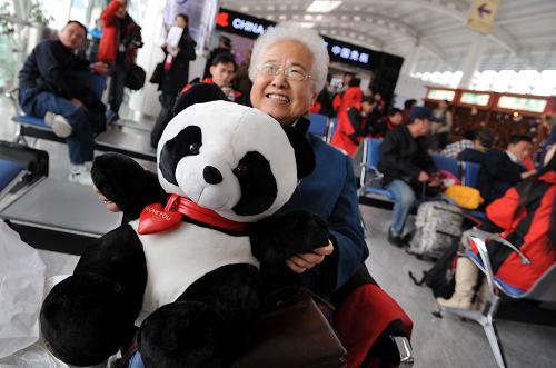12月26日,75歲的段福珍老人在青島流亭國際機場候機廳等候登機,她特意在機場購買了“熊貓”玩具,準(zhǔn)備送給臺灣的親人。 12月15日,眾望所歸的兩岸海運直航、空運直航以及直接通郵正式啟動,兩岸同胞魂牽夢縈的直接“三通”得以基本實現(xiàn),海峽兩岸交流往來從此邁入“天塹變通途”的全新境界。這是兩岸關(guān)系在新形勢下取得的又一重大進(jìn)展,這是中華民族在2008年迎來的一大盛事。 1949年以后的30多年間,由于海峽兩岸處于對峙狀態(tài),兩岸人員往來和通郵、通航、通商全部中斷,骨肉同胞“咫尺之隔,竟成海天之遙”。1979年元旦,全國人大常委會發(fā)表《告臺灣同胞書》,首倡兩岸“雙方盡快實現(xiàn)通郵通航”,“發(fā)展貿(mào)易,互通有無,進(jìn)行經(jīng)濟交流”。從此,大陸有關(guān)方面和兩岸同胞一道,排除種種干擾和破壞,為實現(xiàn)兩岸通郵、通航、通商進(jìn)行了不懈努力,不斷推動“三通”進(jìn)程,并終于實現(xiàn)“三通”由間接、單向、局部向直接、雙向的歷史性跨越,為兩岸交流交往開啟了新的一頁。 新華社發(fā)