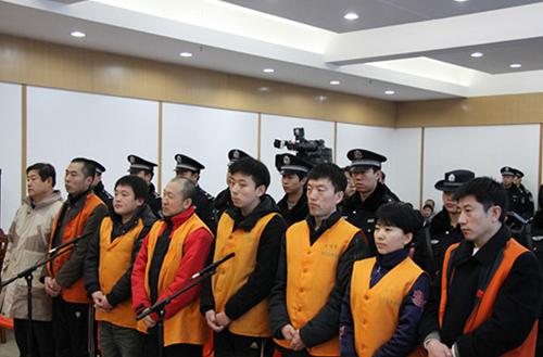 12月31日,原內(nèi)蒙古萬里大造林有限責(zé)任公司董事長陳相貴(右一)、總經(jīng)理劉艷英(右二)等被告人在包頭市中級法院接受一審判決。當(dāng)日,備受社會關(guān)注的“萬里大造林”非法經(jīng)營案一審宣判,包頭市中級人民法院一審判處原內(nèi)蒙古萬里大造林有限責(zé)任公司董事長陳相貴有期徒刑11年,原內(nèi)蒙古萬里大造林有限責(zé)任公司總經(jīng)理劉艷英有期徒刑9年,吳國慶、陳達等另外8名被告人分別被判處有期徒刑4年至3年不等,陳相貴、劉艷英等4名被告當(dāng)庭表示上訴。新華社記者 李云平 攝