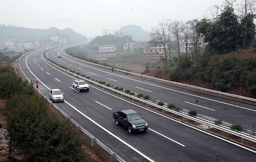12月31日,車(chē)輛行駛在即將開(kāi)通的鄰(鄰水)墊(墊江)高速公路上。當(dāng)日,滬蓉國(guó)道主干線支線四川鄰水至重慶墊江高速公路通車(chē)儀式在四川鄰水銅鑼山舉行。該工程于2005年7月4日開(kāi)工建設(shè),全長(zhǎng)35.8公里,是四川與重慶間的第五條高速通道。鄰墊高速將于2009年1月1日零時(shí)正式通車(chē)。新華社發(fā)(邱海鷹 攝)