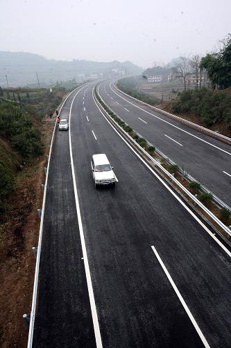 12月31日,車(chē)輛行駛在即將開(kāi)通的鄰(鄰水)墊(墊江)高速公路上。 當(dāng)日,滬蓉國(guó)道主干線支線四川鄰水至重慶墊江高速公路通車(chē)儀式在四川鄰水銅鑼山舉行。該工程于2005年7月4日開(kāi)工建設(shè),全長(zhǎng)35.8公里,是四川與重慶間的第五條高速通道。鄰墊高速將于2009年1月1日零時(shí)正式通車(chē)。 新華社發(fā)(邱海鷹 攝)
