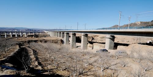 這是山西盂縣境內(nèi)石太高速鐵路客運(yùn)專線上的一座特大橋(12月31日攝)。日前,石(石家莊)太(太原)高速鐵路客運(yùn)專線竣工,即將投入試運(yùn)營,晚間開始貨車運(yùn)營,運(yùn)行時速預(yù)計為160公里;白天要開始動車組加載試驗,運(yùn)行時速預(yù)計為250公里,以進(jìn)行全面的信號、供電、線路、通訊“四電聯(lián)調(diào)聯(lián)試”,收集數(shù)據(jù),進(jìn)行改善,確保安全。據(jù)了解,石太高速鐵路客運(yùn)專線東起石家莊北站,途經(jīng)河北省石家莊市區(qū)、鹿泉市、井陘縣、平山縣,再經(jīng)山西省盂縣、陽曲縣、太原市區(qū),止于太原站,正線全長189.93公里。按照規(guī)劃,石太客專線設(shè)計速度目標(biāo)值為200公里/小時,預(yù)留至250公里/小時,屆時石家莊到太原僅需1個小時。新華社記者楊世堯攝