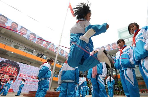 12月31日,四川綿竹遵道學校的孩子們在課間跳繩。當日,由萬科和思科公司共同捐建的四川綿竹市遵道鎮(zhèn)學校投入使用。該校主體結(jié)構(gòu)按9度設(shè)防,在建設(shè)中整合了隔震技術(shù)、輕鋼墻體、柔性管道、避難課桌椅等多樣防震減災(zāi)技術(shù),緊急疏散設(shè)計可讓1600名師生在90秒內(nèi)撤離;同時,學校還配備了具有國際領(lǐng)先水平的21世紀網(wǎng)絡(luò)教學系統(tǒng)。新華社記者 葉建平 攝