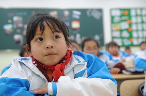 12月31日,四川綿竹遵道學校的孩子正在上課。 當日,由萬科和思科公司共同捐建的四川綿竹市遵道鎮(zhèn)學校投入使用。該校主體結(jié)構(gòu)按9度設(shè)防,在建設(shè)中整合了隔震技術(shù)、輕鋼墻體、柔性管道、避難課桌椅等多樣防震減災(zāi)技術(shù),緊急疏散設(shè)計可讓1600名師生在90秒內(nèi)撤離;同時,學校還配備了具有國際領(lǐng)先水平的21世紀網(wǎng)絡(luò)教學系統(tǒng)。 新華社記者葉建平攝