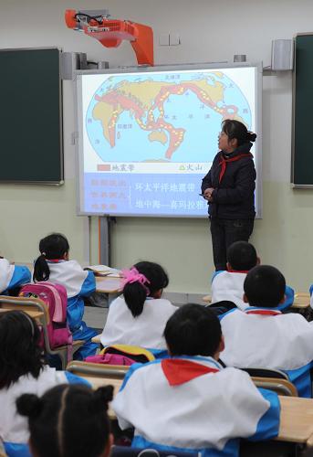 12月31日,遵道學校的老師在新教室里為孩子們上課。 當日,由萬科和思科公司共同捐建的四川綿竹市遵道鎮(zhèn)學校投入使用。該校主體結(jié)構(gòu)按9度設(shè)防,在建設(shè)中整合了隔震技術(shù)、輕鋼墻體、柔性管道、避難課桌椅等多樣防震減災(zāi)技術(shù),緊急疏散設(shè)計可讓1600名師生在90秒內(nèi)撤離;同時,學校還配備了具有國際領(lǐng)先水平的21世紀網(wǎng)絡(luò)教學系統(tǒng)。 新華社記者葉建平攝