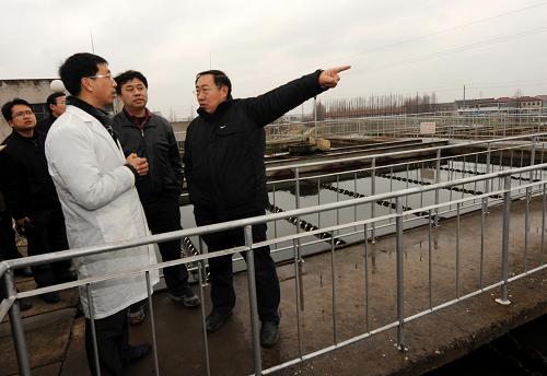 2月22日,張志敏(右)在向鹽城市城西水廠的工作人員調(diào)查污染事故發(fā)現(xiàn)經(jīng)過(guò)。當(dāng)日,國(guó)家環(huán)保部應(yīng)急與調(diào)查中心辦公室主任張志敏帶領(lǐng)調(diào)查組來(lái)到水源地受污染的鹽城市城西水廠,調(diào)查受污染自來(lái)水流入供水管網(wǎng)的原因。2月20日上午,由于自來(lái)水水源受到化工污染,江蘇省鹽城市區(qū)發(fā)生大范圍斷水,至少20萬(wàn)居民的生活受到影響。新華社記者 姜帆 攝