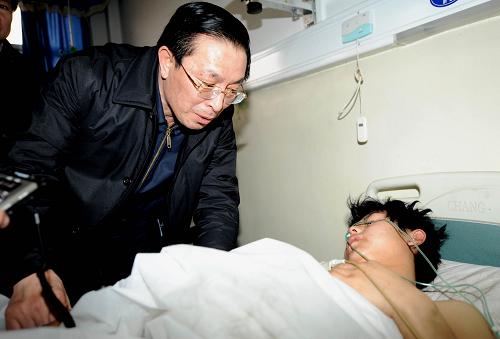 2月22日,安全監(jiān)管總局局長駱琳在醫(yī)院看望受傷的礦工。 當(dāng)日,安全監(jiān)管總局局長駱琳已經(jīng)率員趕赴山西焦煤集團(tuán)西山煤電屯蘭礦瓦斯爆炸事故現(xiàn)場,指導(dǎo)搶險(xiǎn)救援工作。截至22日18時(shí),山西焦煤集團(tuán)屯蘭礦瓦斯爆炸事故井下搜救工作已經(jīng)結(jié)束,事故已造成74人遇難。救援過程中沒有發(fā)生次生事故。事故發(fā)生時(shí),井下當(dāng)班工人共有436人,遇難的74人包括升井后死亡和井下遇難者。目前,仍有114名傷員在醫(yī)院接受觀察治療,其中5人傷勢危重。 新華社記者 金良快 攝