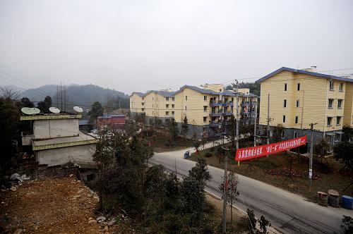 這是四川省都江堰市向峨鄉(xiāng)石碑新村一角(2月25日攝)。春節(jié)前270余家受災(zāi)農(nóng)戶入住石碑新村。 據(jù)統(tǒng)計(jì),截至2月25日,四川災(zāi)區(qū)開工新建城鎮(zhèn)永久性住房8.58萬套,占總數(shù)的27.37%,其中已建成1.67萬套,占5.32%;永久性農(nóng)房開工114.3萬戶,占需要重建的90.5%,其中建成68.8萬戶,在建45.5萬戶。 新華社記者 江宏景攝